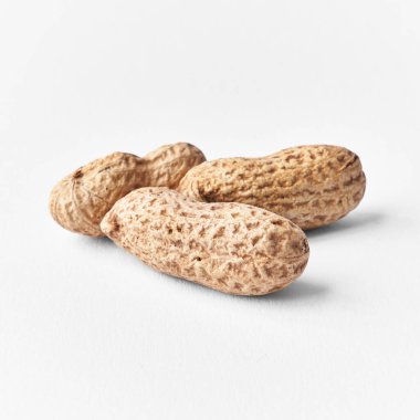  Beyaz arka planda kabuklu bir kase fıstık.