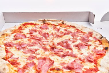  Tek jambonlu İtalyan pizzası beyaz arka planda izole edilmiş.