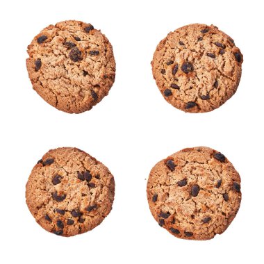  Beyaz arka planda izole edilmiş lezzetli çikolatalı kurabiyeler.