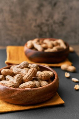 Tahta bir yüzey üzerinde kasedeki fıstık demeti.