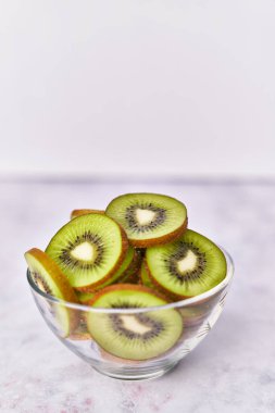  Misket yüzeyinde bir kase kivi.