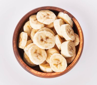  Beyaz arka planda izole edilmiş bir kase muz dilimi.