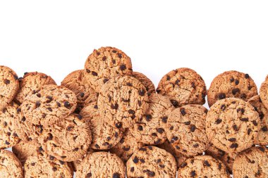  Beyaz arka planda izole edilmiş lezzetli çikolatalı kurabiyeler.