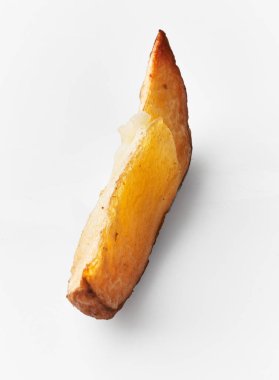  Beyaz arka planda izole edilmiş tek dilim fırında patates.