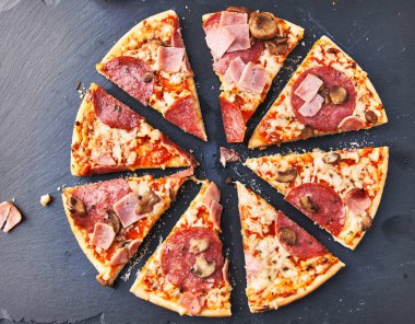  Tahta yüzeyde nefis İtalyan pizzası