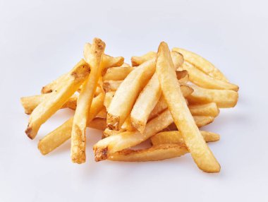  Beyaz arka planda izole edilmiş patates kızartması.