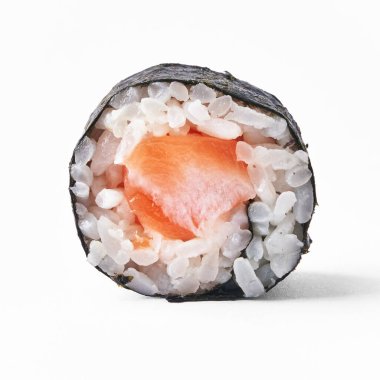  Beyaz arka planda tek başına kalmış somon balığı suşisi.