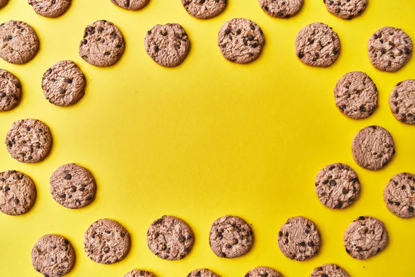 Deliciosos Biscoitos Chocolate Fundo Amarelo — Fotografia de Stock
