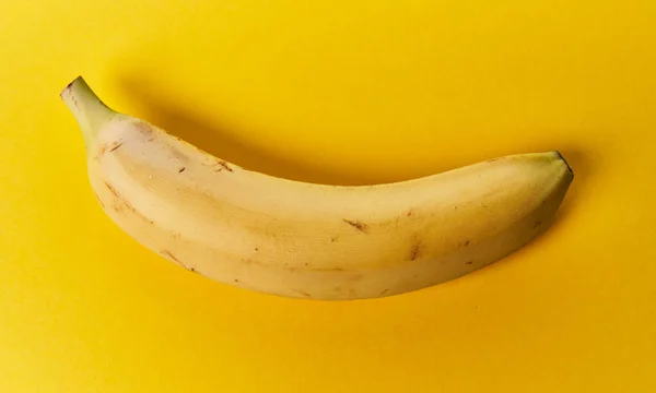 Single Banana Yellow Background — Stock Photo, Image