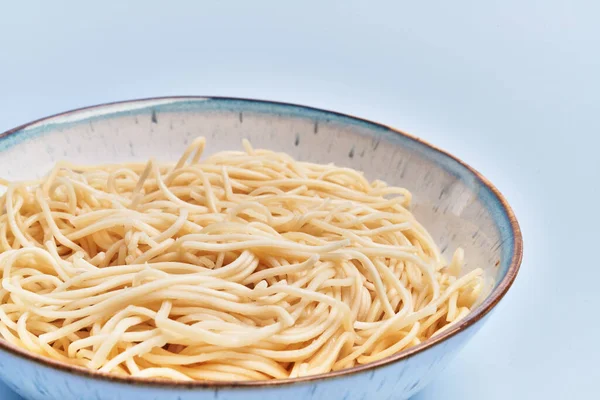 Talíř Bílých Špaget Modrém Pozadí — Stock fotografie