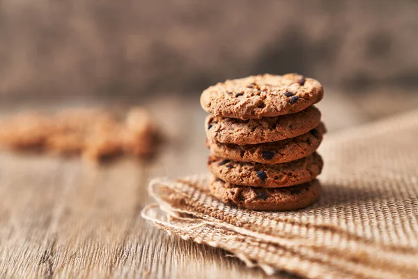 Tahta bir masada lezzetli çikolatalı kurabiyeler.