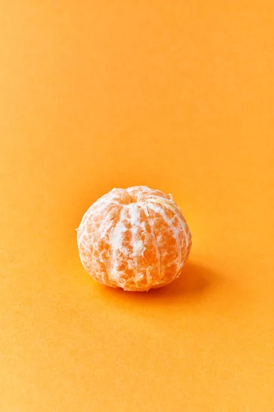 Single Peeled Tangerine Yellow Background — Stock Photo, Image