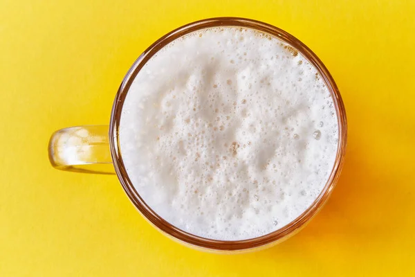 Sarı Arka Planda Bir Kavanoz Bira — Stok fotoğraf