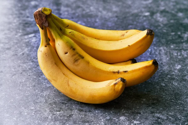 Bouquet Bananes Sur Une Surface Béton — Photo