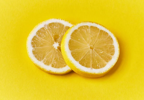  Sarı arka planda limon dilimleri