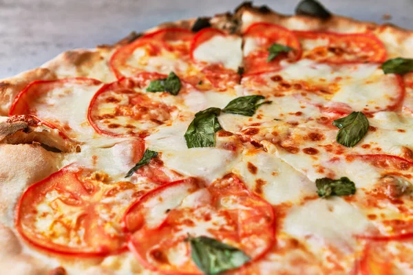 Deliziosa Pizza Italiana Una Superficie Cemento — Foto Stock