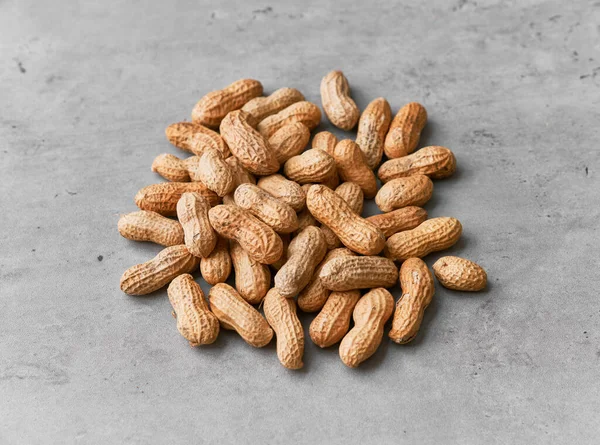 Bild Eines Bündels Erdnüsse Auf Einer Betonoberfläche — Stockfoto