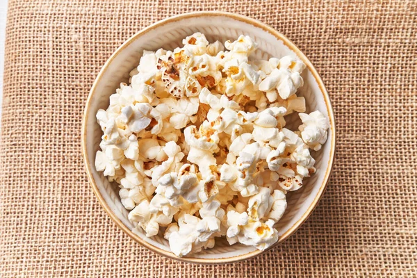 Mísa Slaných Popcornů Povrchu Látky — Stock fotografie