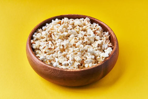 Ciotola Popcorn Salati Fondo Giallo — Foto Stock