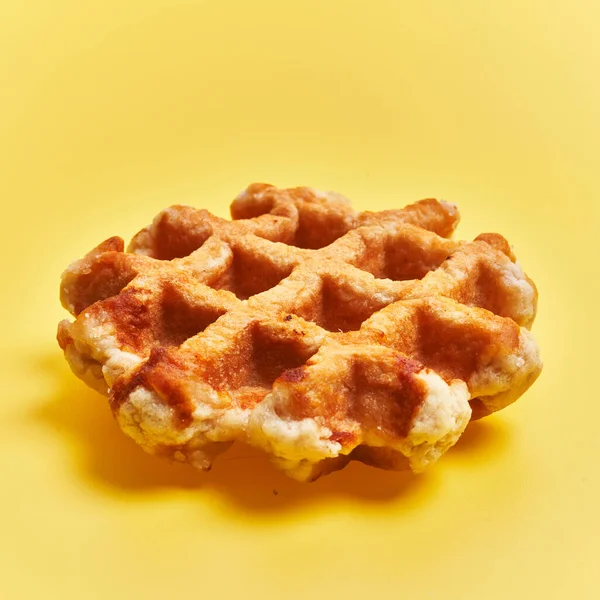 Einzelne Köstliche Waffel Auf Gelbem Hintergrund — Stockfoto