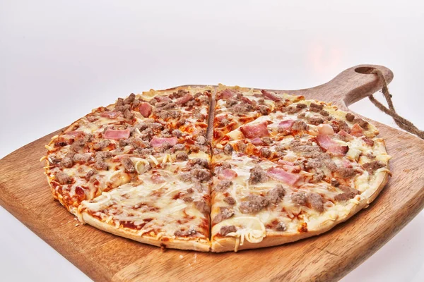 Único Churrasco Pizza Italiana Mesa Madeira Isolada Sobre Fundo Branco — Fotografia de Stock