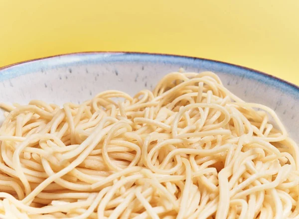 Talíř Bílých Špaget Žlutém Pozadí — Stock fotografie