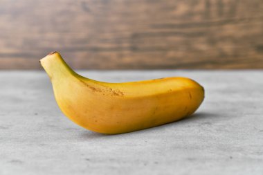 Beton yüzey üzerinde muz fotoğrafı