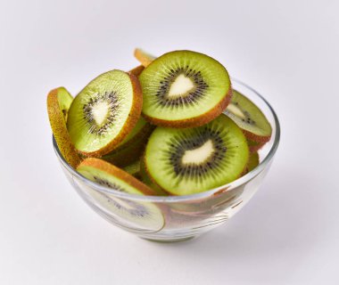  Beyaz arka planda izole edilmiş bir kase kivi.