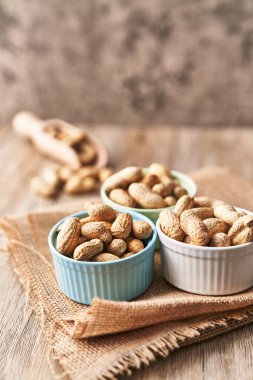  Tahta bir yüzeyde kabuklu fıstık kaseleri