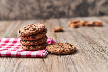  Tahta bir masada lezzetli çikolatalı kurabiyeler.