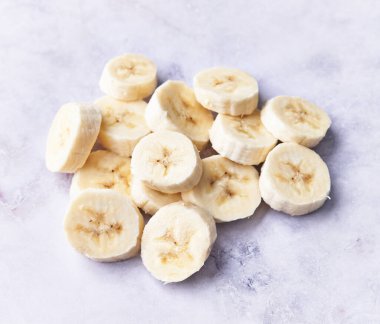  Misket masasında muz dilimleri