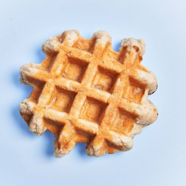  Mavi arka planda tek lezzetli waffle.