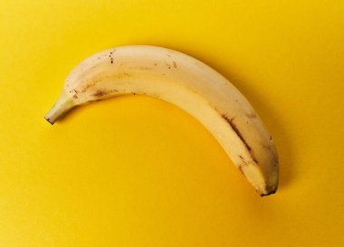  Sarı bir arka plan üzerinde tek muz