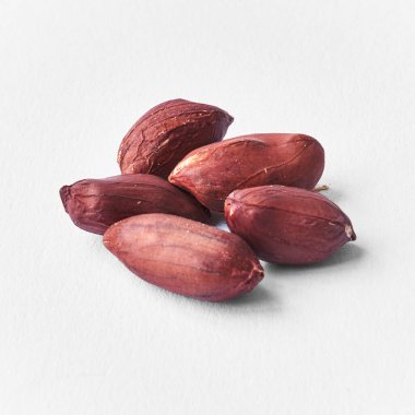  Beyaz arka planda izole edilmiş bir avuç fıstık.