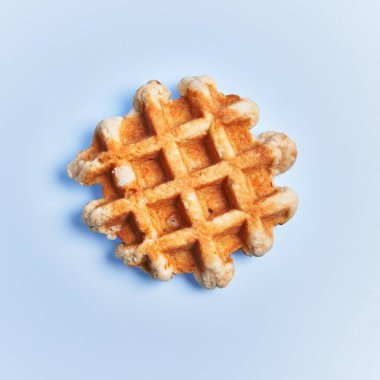  Mavi arka planda tek lezzetli waffle.