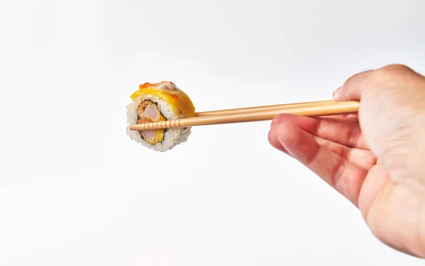 Palillos Que Sostienen Solo Camarón Uramaki Sushi Aislado Sobre Fondo — Foto de Stock