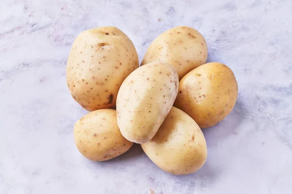 Manojo Las Patatas Sobre Superficie Mármol — Foto de Stock