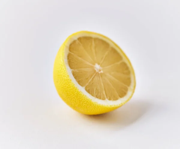 柠檬半果实 在白色背景下分离 — 图库照片