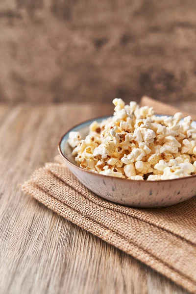 Schaal Zoute Popcorn Een Houten Ondergrond — Stockfoto