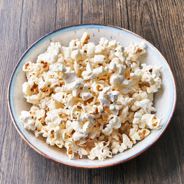 Ciotola Popcorn Salati Una Superficie Legno — Foto Stock