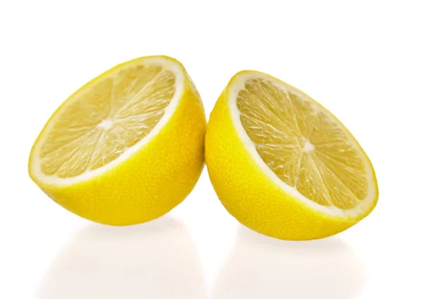 白い背景に2つのレモンの半分の果実 — ストック写真
