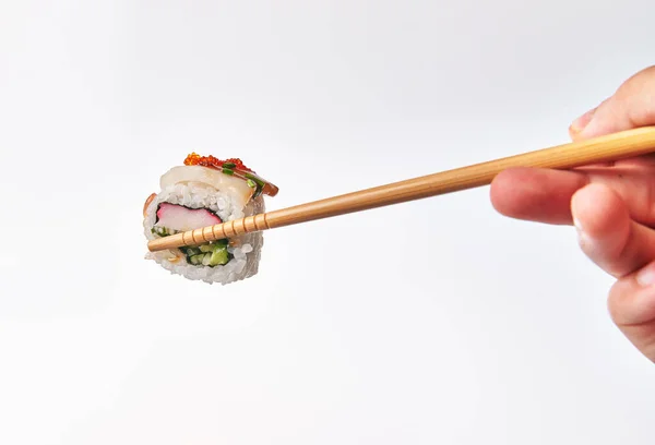 Palillos Que Sostienen Sushi Surimi Uramaki Aislado Sobre Fondo Blanco — Foto de Stock