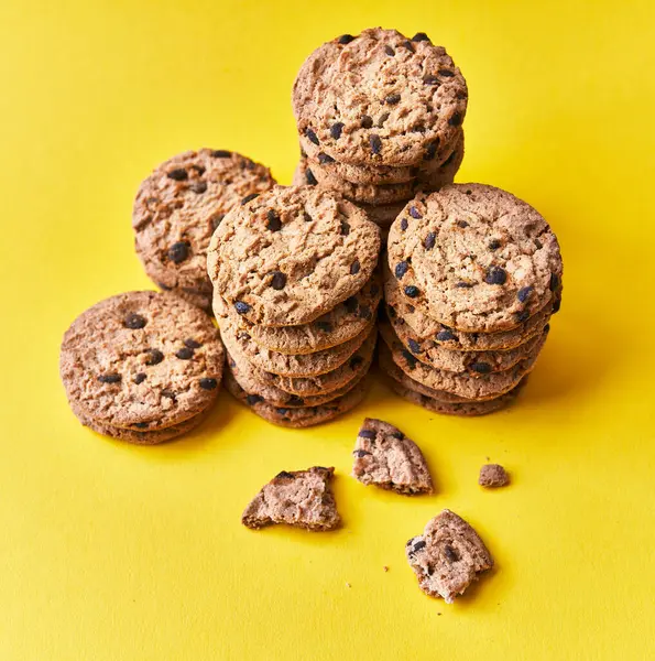 Deliciosos Biscoitos Chocolate Fundo Amarelo — Fotografia de Stock