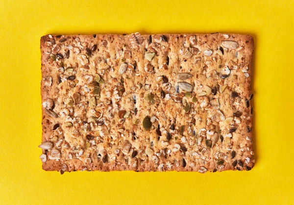 Heerlijke Cornflakes Crunchy Cracker Een Gele Achtergrond — Stockfoto