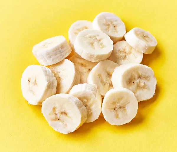Banánszeletek Sárga Alapon — Stock Fotó