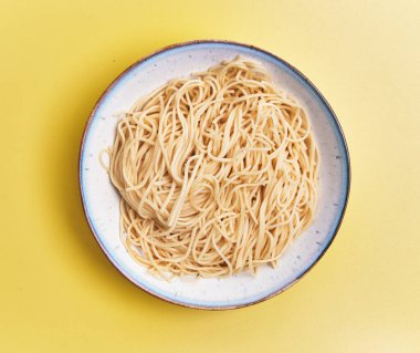  Sarı arka planda beyaz spagetti tabağı