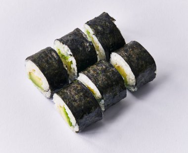  Avokado suşi grubu beyaz arka planda izole edildi