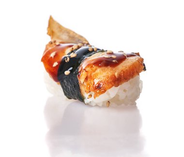  Tek unagi nigiri sushi beyaz arka planda izole edilmiş.