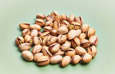  Yeşil arka planda bir sürü fıstık.