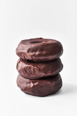  Beyaz arka planda izole edilmiş bir yığın çikolatalı çörek.